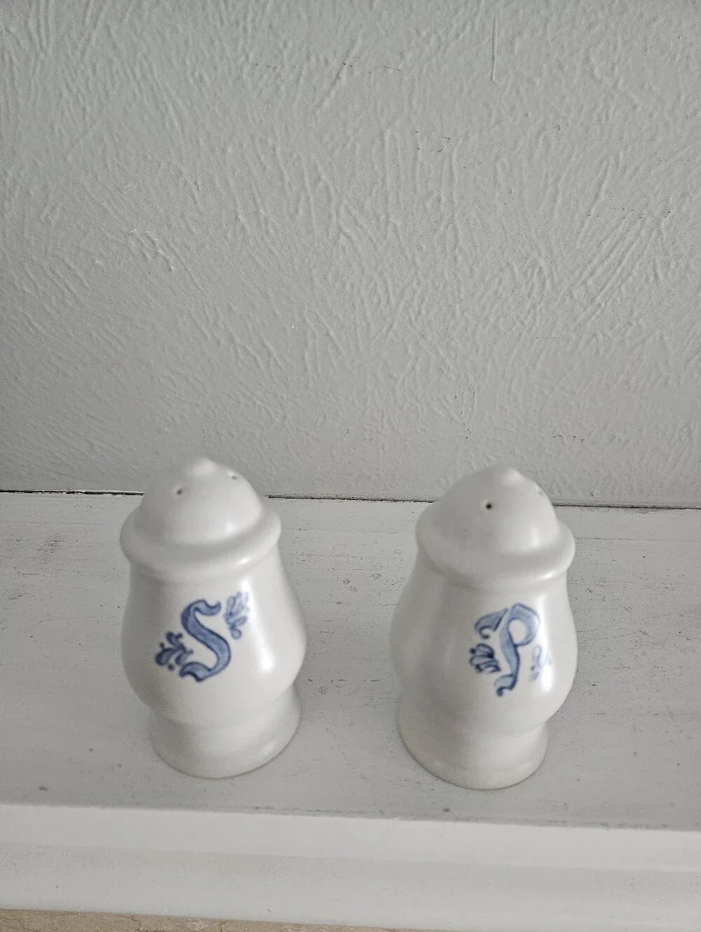 Vintage Pfaltzgraff Yorktowne Pattern Stoneware Salt And Pepper Shakers Set
